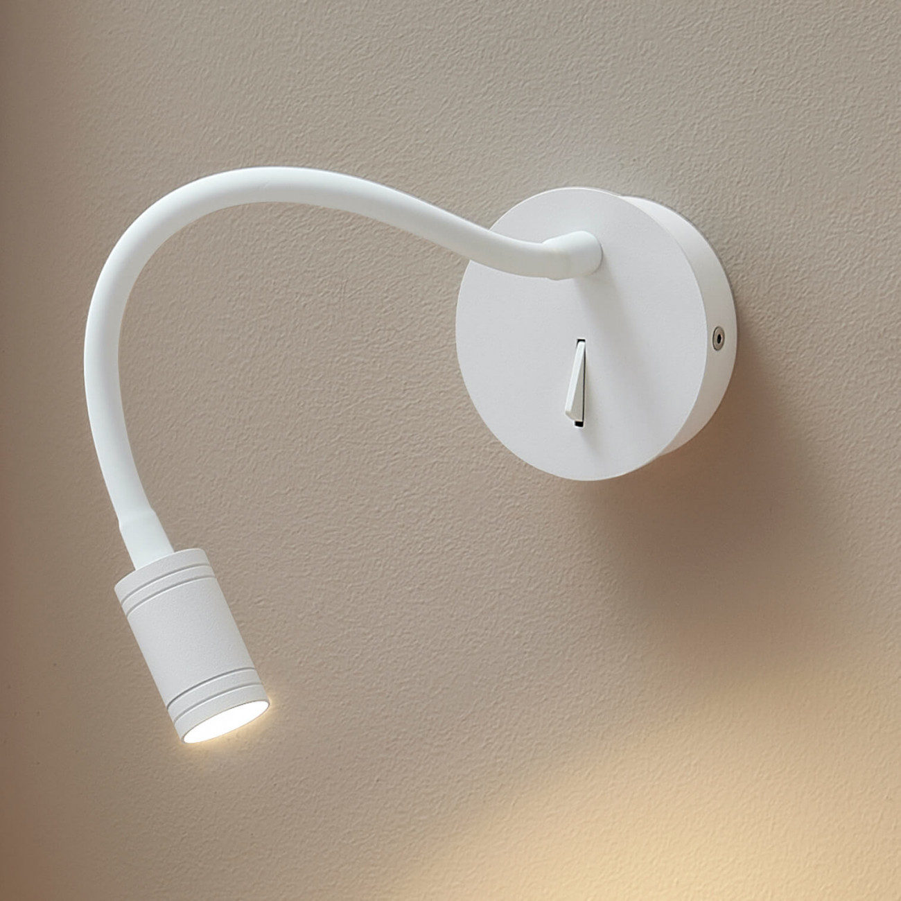 aplique-flexible-blanco-con-interruptor-aski.jpg