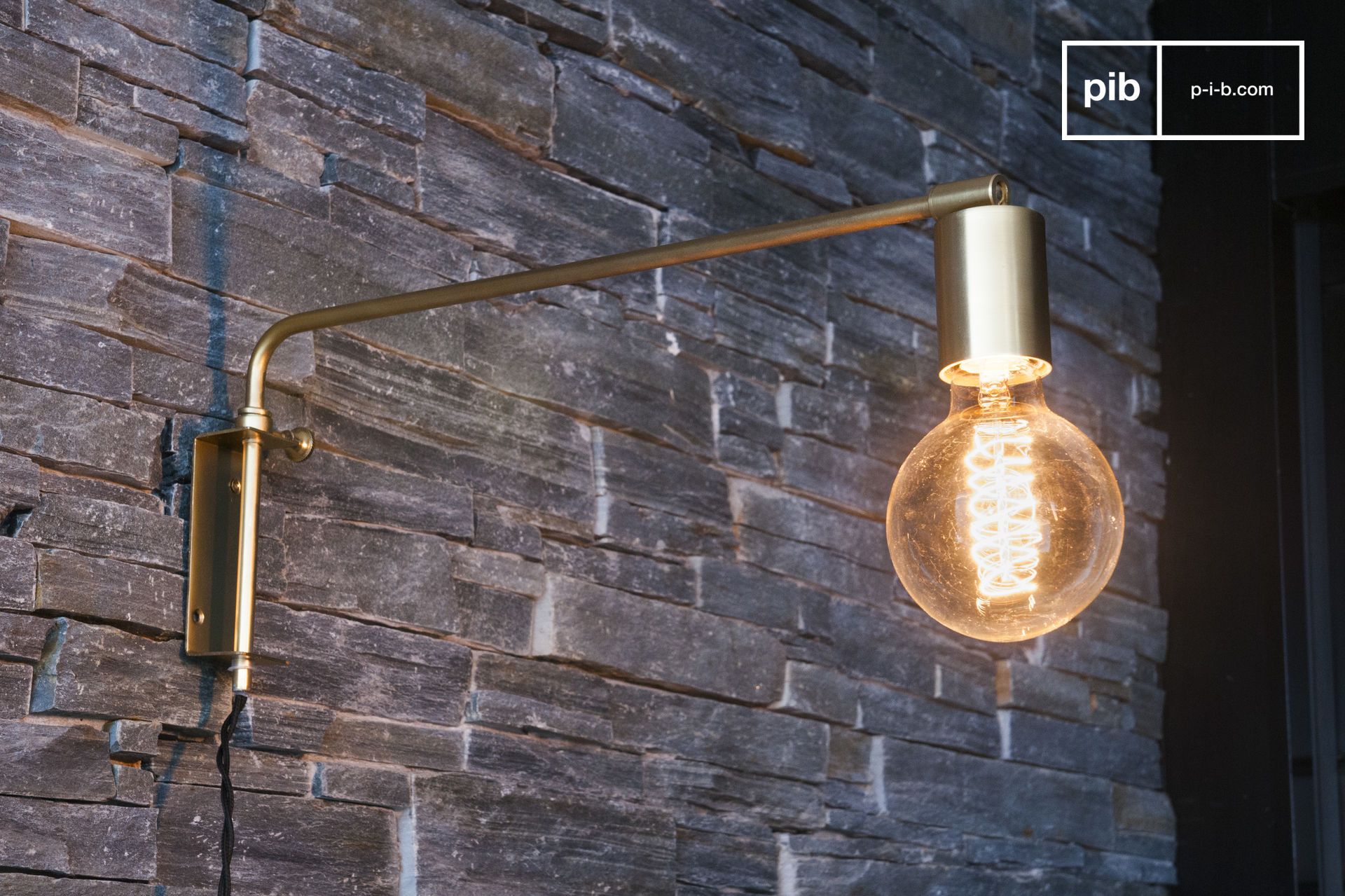 Lámpara de pared ajustable de metal dorado